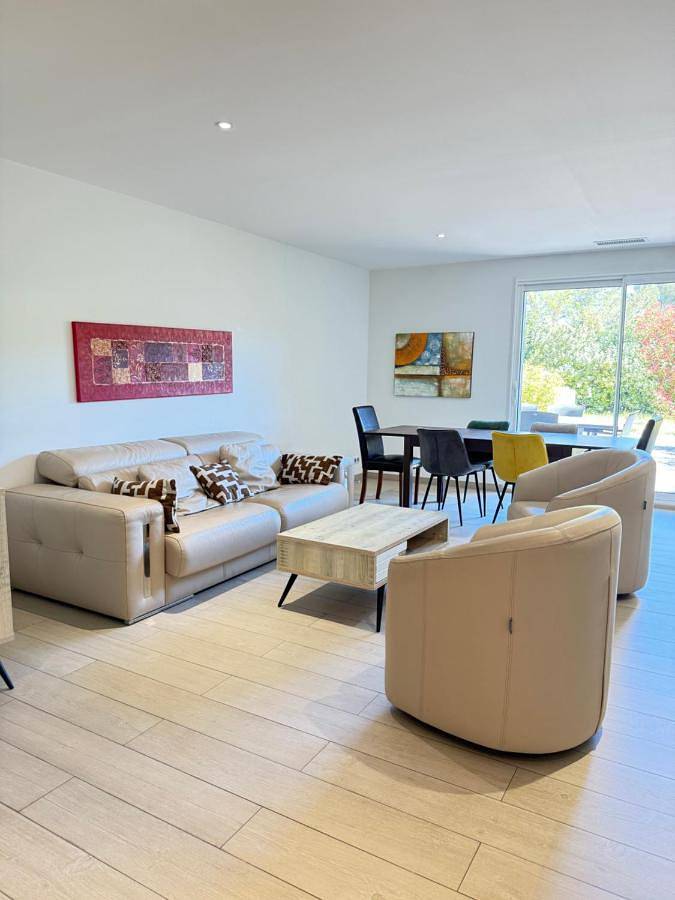 Location de vacances pour 14 personnes, avec jardin ainsi que piscine et vue, animaux acceptés à Roquefort-la-Bédoule - 2