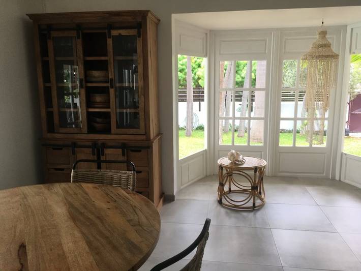 Location de vacances pour 7 personnes, avec terrasse ainsi que jardin et piscine dans Saint-Gilles les Bains - 4