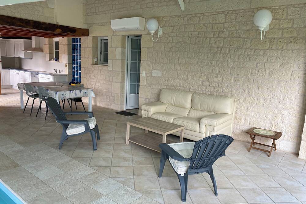 Lodging with indoor pool! Ideally located for discovering the region in Bussac-sur-Charente, Saintes region