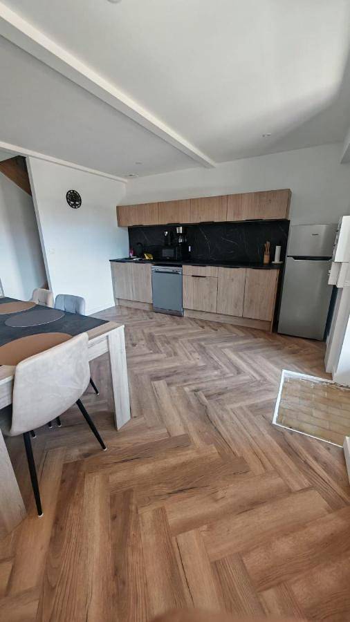 Gîte pour 6 personnes, avec Balcon et Terrasse ainsi que Jardin et Piscine à Crêches-sur-Saône - 4