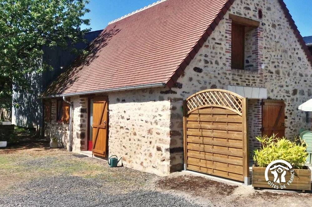 Charmant gîte à la campagne pour 2, Wi-Fi, terrasse, grand jardin de 3ha, pêche loisirs. in Chammes, Mayenne