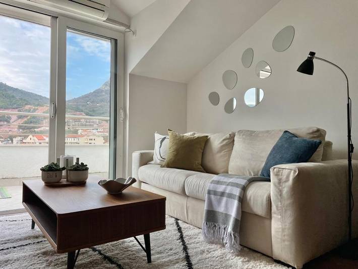 Ferienwohnung für 2 Personen, mit Ausblick und Terrasse in Budva