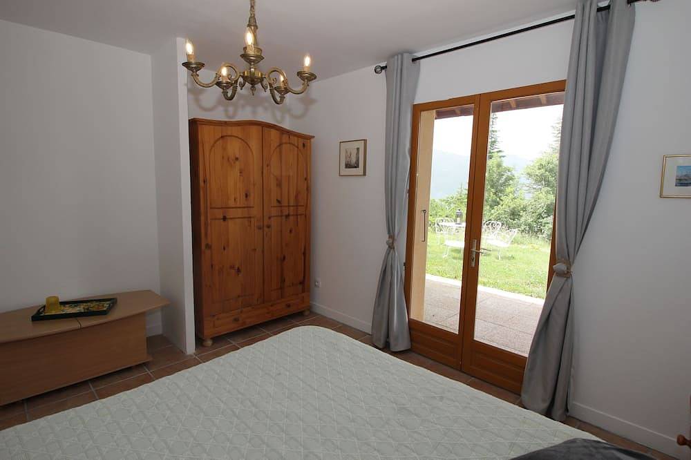 House between lake and mountains, close to resorts in Prunières, Écrins National Park