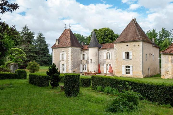 Chambre d’hôte pour 2 personnes, avec vue et terrasse ainsi que piscine et jardin, animaux acceptés en Dordogne