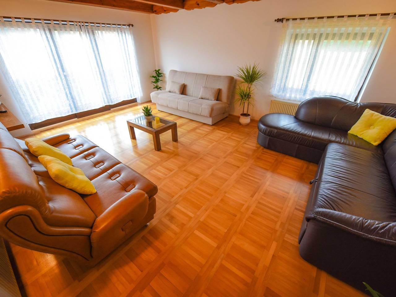 Cozy Luxe Holiday Home with Natural Thermal Bath - Seven Bedroom Holiday Home in Rann (disambigua), Oltresava Inferiore