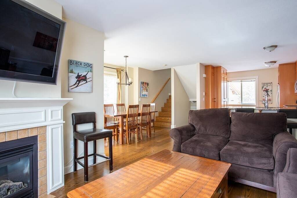 Townhouse, Steps from Panorama Resort! Ski Inout in Panorama