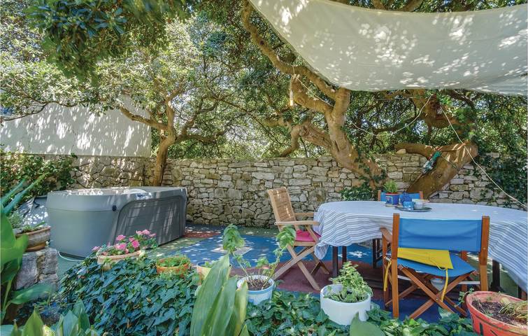 Charmantes Apartment mit einem Schlafzimmer, Pool und WLAN – nur wenige Schritte vom Strand Valdarke entfernt in Mali Lošinj, Lošinj (Kvarner Bucht)