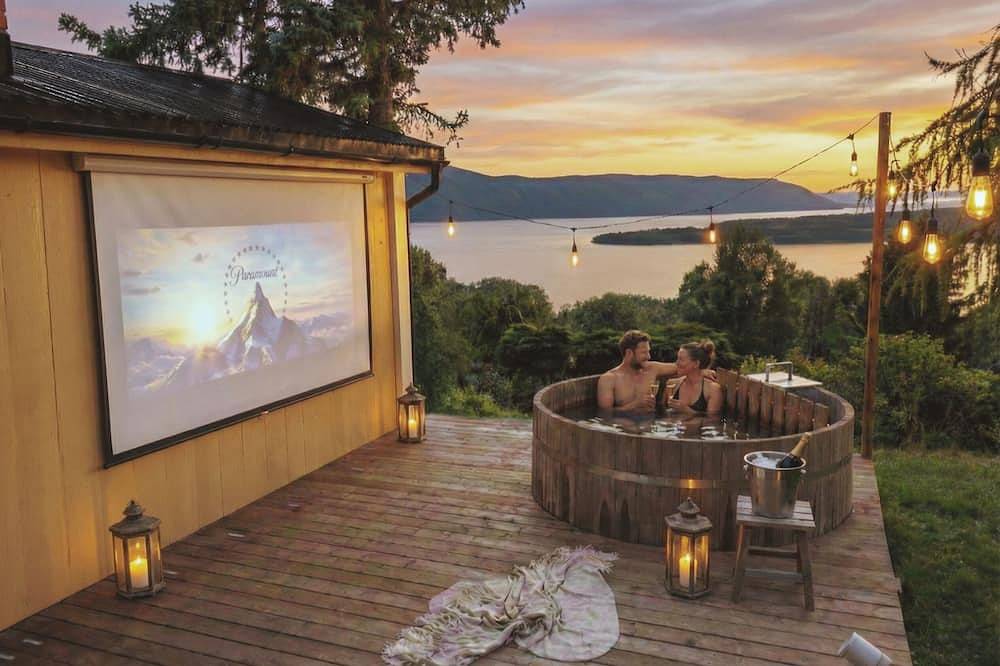 Romantic Getaway: Hot Tub, Cinema & View in Stange