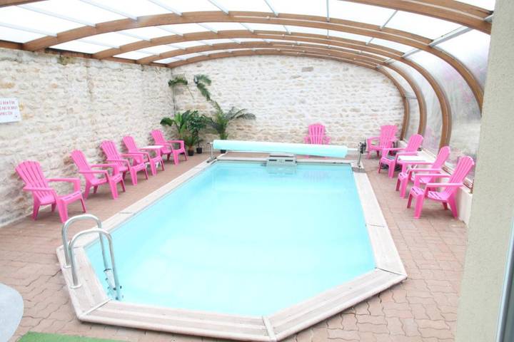 Villa pour 20 personnes, avec jardin et piscine ainsi que vue et sauna