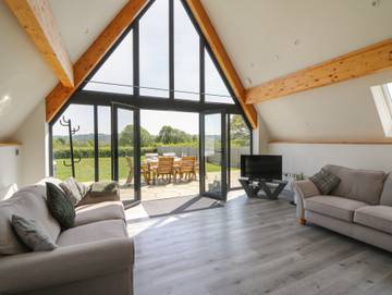Chalet for 6 People in Mid-Wales, Powys, Photo 3