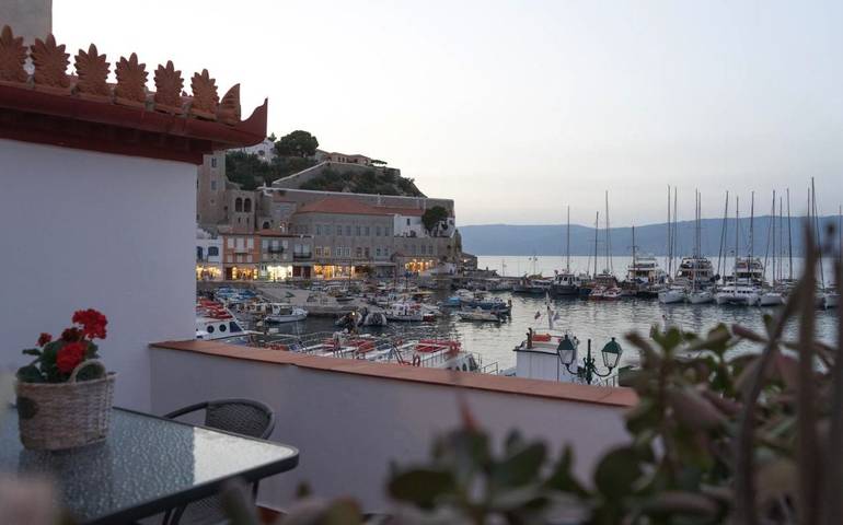 Ferieleilighet for 5 personer, med Balkong og Terrasse i tillegg til Utsikt i Hydra
