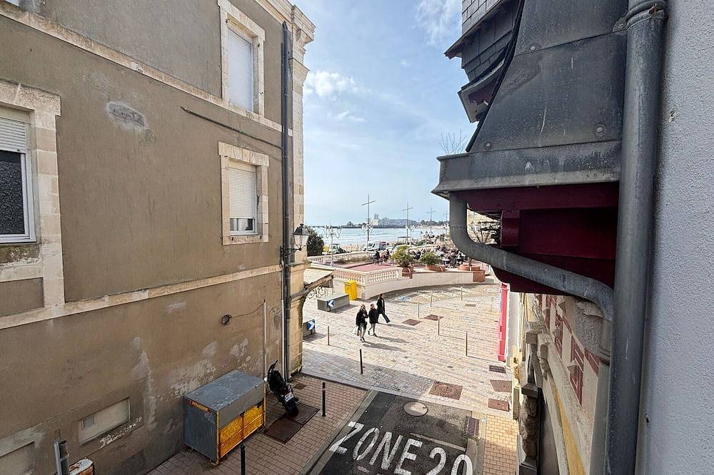 Entire apartment, Simple studio near the beach with balcony in Les Sables-d'Olonne, Vendée
