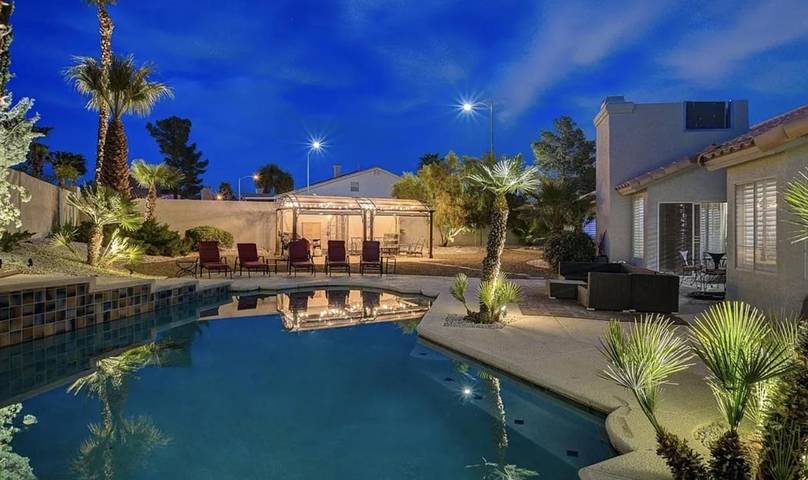 Hus för 11 Personer, med trädgård samt utsikt och pool - 1