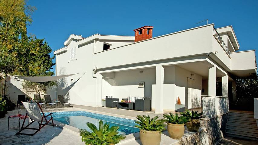 Dom dla 6 osób, z ogród i taras oraz basen w Okrug Gornji