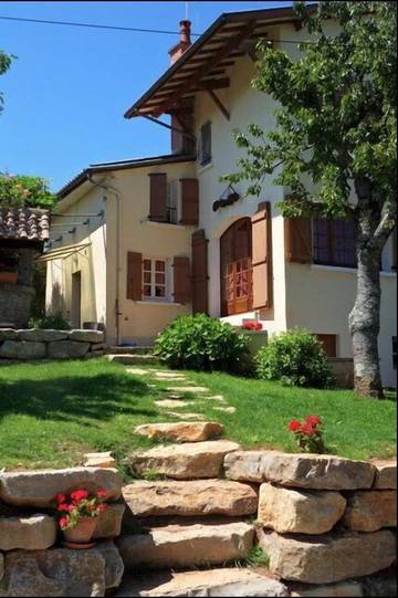Gîte pour 6 personnes, avec terrasse ainsi que jardin et vue, adapté aux familles à Auzits