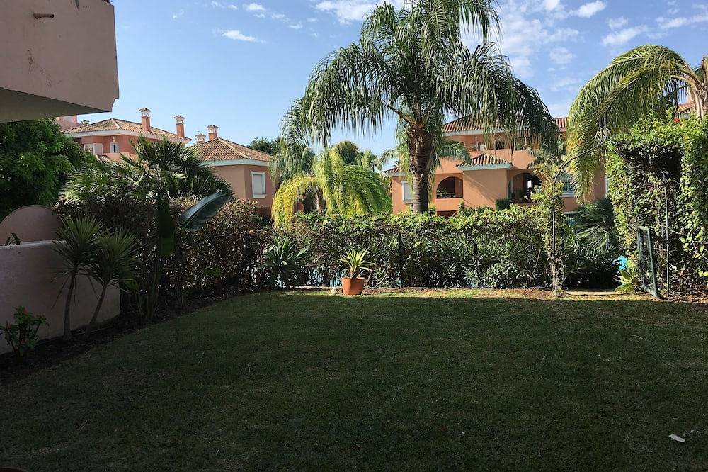 Appartamento intero, Grazioso appartamento al piano terra con giardino, vicino alla piscina. Wifi e parcheggio gratuiti in Sun Park (Estepona), Estepona