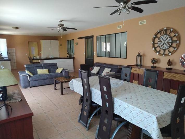 Location de vacances pour 6 personnes, avec piscine ainsi que jardin et vue à Pouzolles - 2