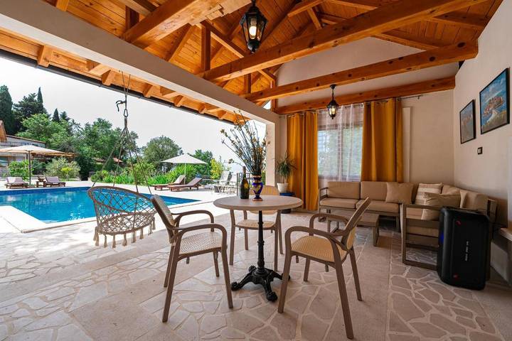 Villa für 6 Personen, mit Balkon und Whirlpool sowie Terrasse und Garten in Montenegro - 3