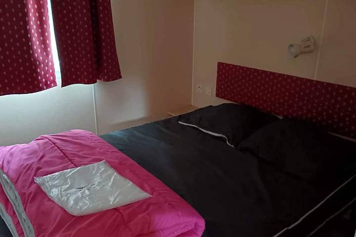 Acogedor mobil-home con terraza - 4 pers. in La Tour-d'Auvergne, Parque Natural Regional Volcans d'Auvergne