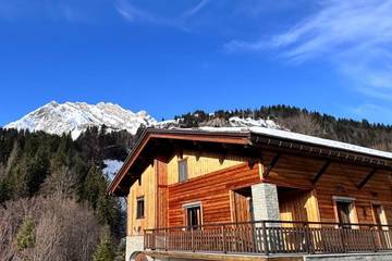 Gîte pour 8 personnes, avec balcon dans Col des Aravis