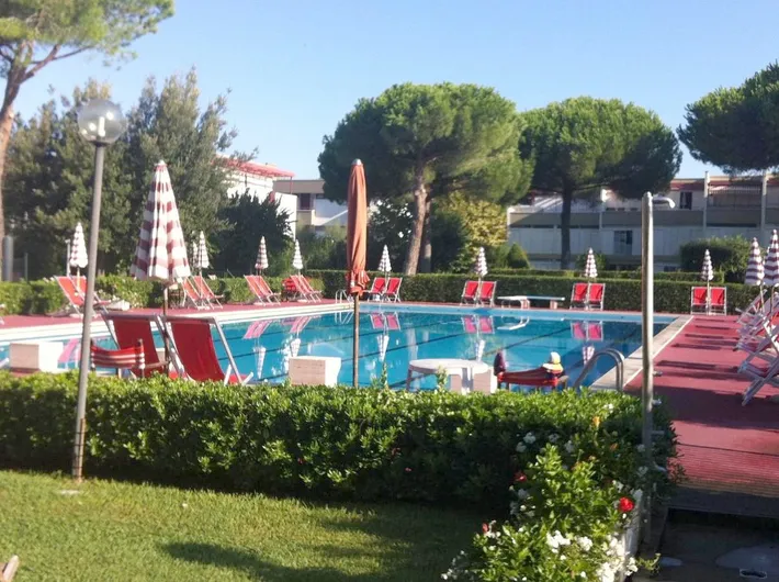 Apartamento de vacaciones para 6 personas, con piscina y jardín además de balcón y vistas - 1