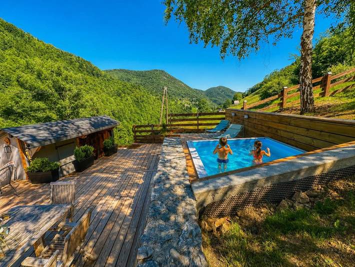 Chalet pour 5 personnes, avec Balcon et Jacuzzi ainsi que Terrasse et Jardin