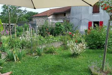 Gîte pour 6 personnes, avec terrasse et jardin à Suaux