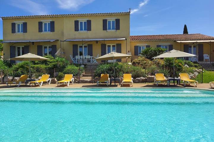 Gîte pour 6 personnes, avec Terrasse ainsi que Jardin et Piscine à Caromb