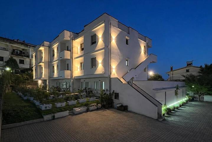 Appartamento per 7 persone, con Balcone e Terrazza nonché Giardino e Panorama a Tortora