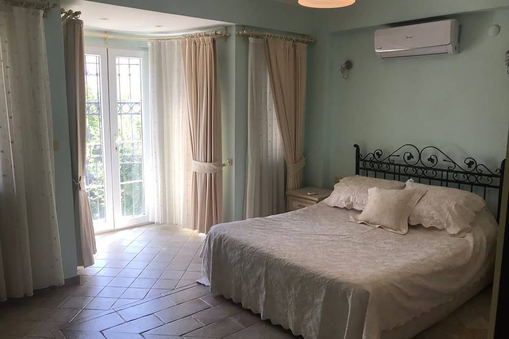 Villa Yakamoz - Luxusvilla mit 4 Schlafzimmern, privatem Pool, Wi-Fi und britischem Fernseher in Calis Beach in Fethiye, Türkische Ägäis