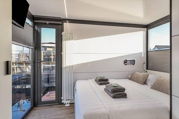 Charmantes Tiny-Houseboot-Erlebnis in der Nähe von Amsterdam – von Weltevreden in Groene Hart