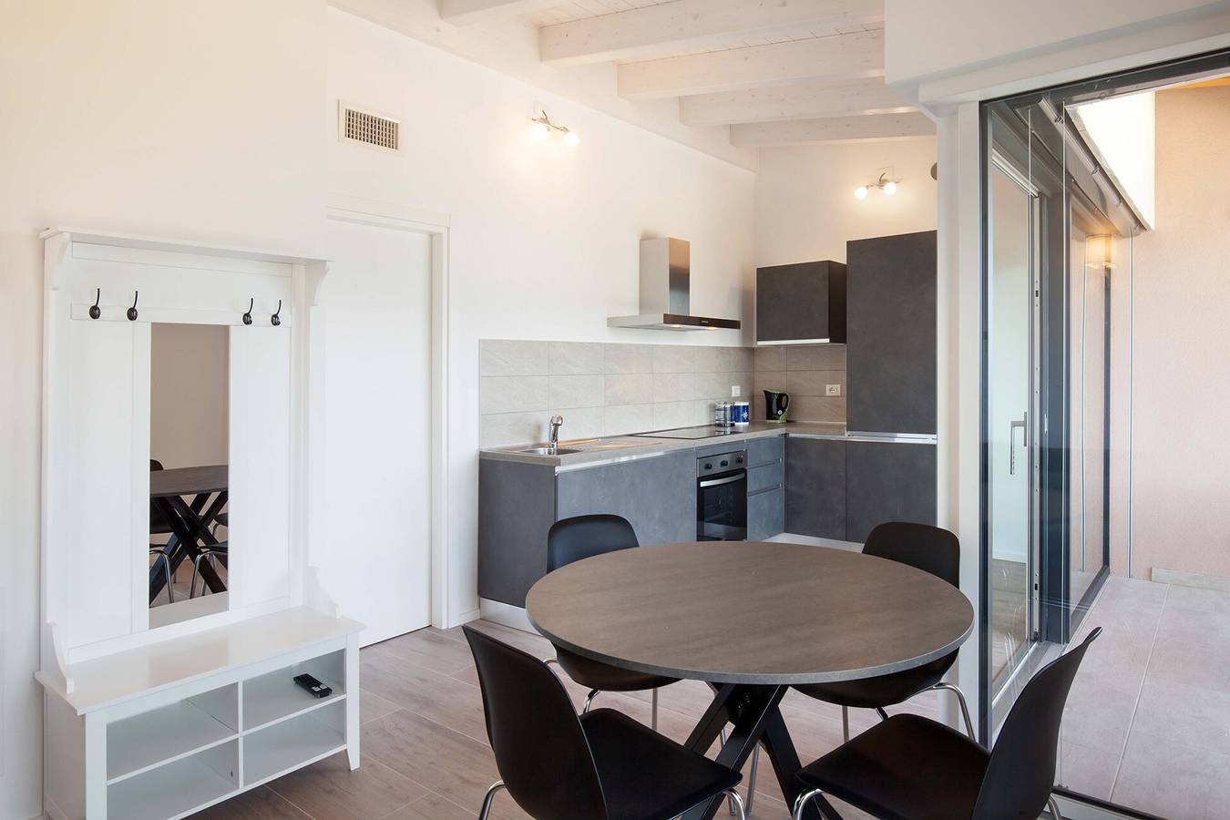 Appartamento intero, Pèler Apartament : Eleganza Moderna, Vista Incantevole e Comfort a Brenzone in Castelletto di Brenzone, Brenzone