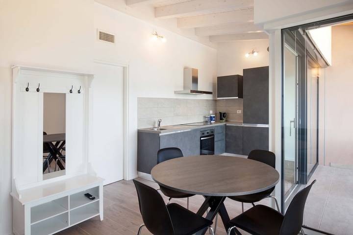Entire apartment, Pèler Apartment: Modern Elegance, Stunning Views and Comfort in Brenzone in Castelletto di Brenzone, Brenzone