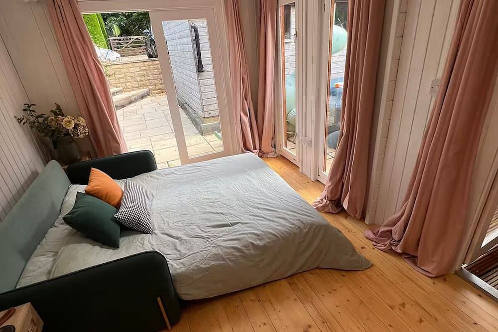Private Cabin near Bath & Longleat with hot tub for relaxing getaway in Wiltshire