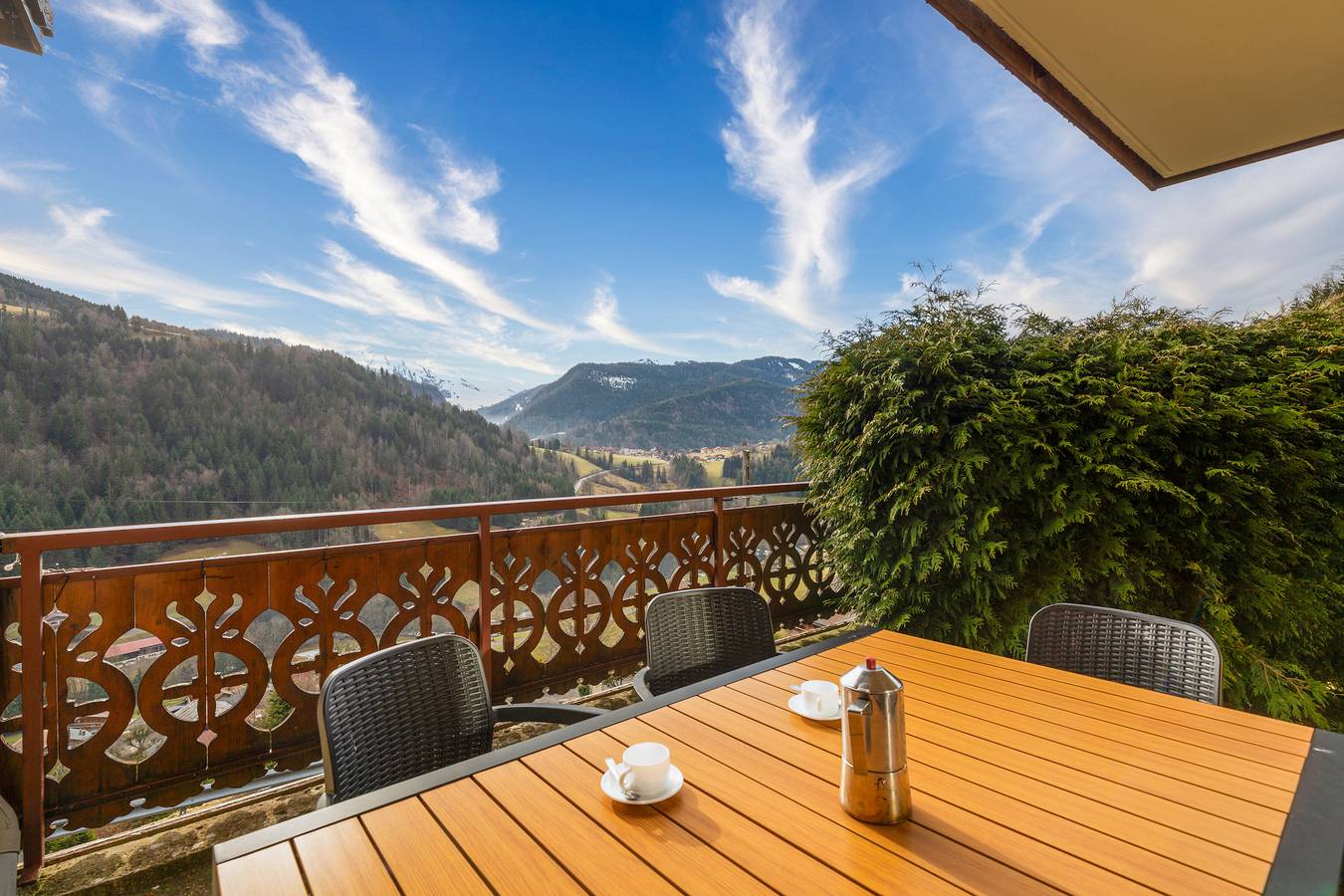 Entire apartment, Holiday Apartment 'Meublé spacieux - chaîne des Aravis' with Mountain View, Garden & Wi-Fi in Le Grand-Bornand, Annecy region