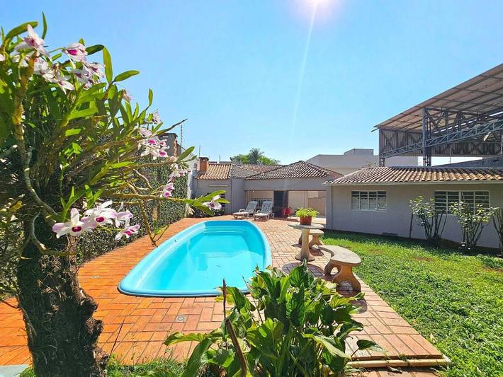 Casas e apartamentos de temporada para 18 pessoas, com jacuzzi e piscina e ainda jardim na Foz do Iguaçu