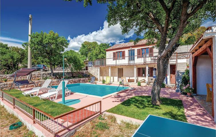 Reizende Ferienwohnung mit Meerblick, Pool und Terrasse, 1 km von der Küste entfernt in Jablanac, Naturpark Velebit