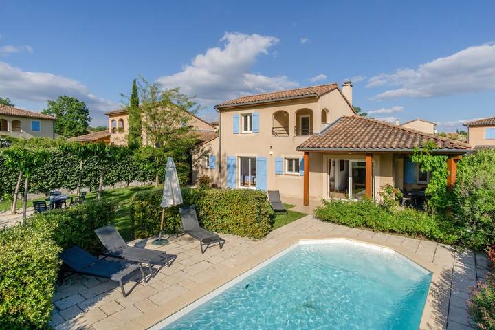 Villa pour 8 personnes, avec piscine ainsi que balcon et jardin à Vallon-Pont-d'Arc