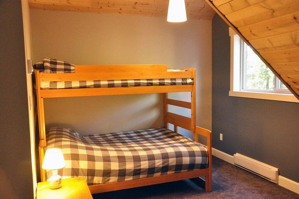 Private, von der Westküste inspirierte Hütte im Wald in Sunshine Coast Regional District