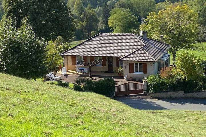 Location de vacances pour 8 personnes, avec Balcon ainsi que Jardin et Piscine à Beaumont-du-Périgord