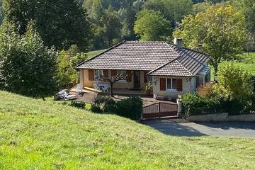 Gîte pour 8 personnes, avec piscine ainsi que jardin et balcon, animaux acceptés à Beaumont-du-Périgord