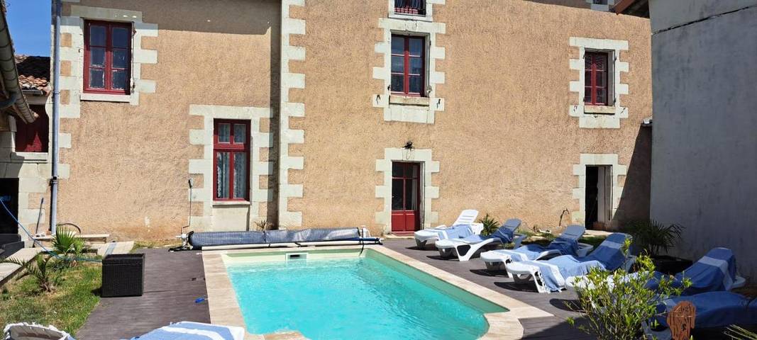 Maison d’hôte pour 2 personnes, avec piscine ainsi que terrasse et jacuzzi à Savigny-sous-Faye