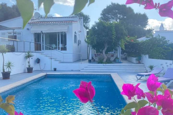 Villa für 8 Personen, mit Balkon und Whirlpool sowie Garten auf Menorca
