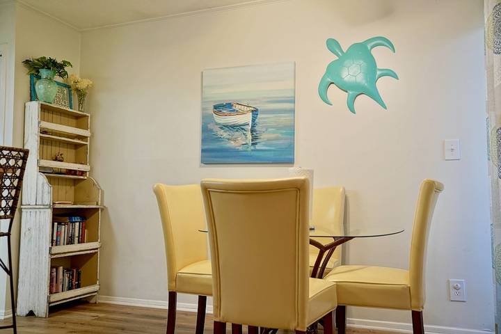 Vacation rental for 4 people, with yard and pool as well as hot tub in Destin