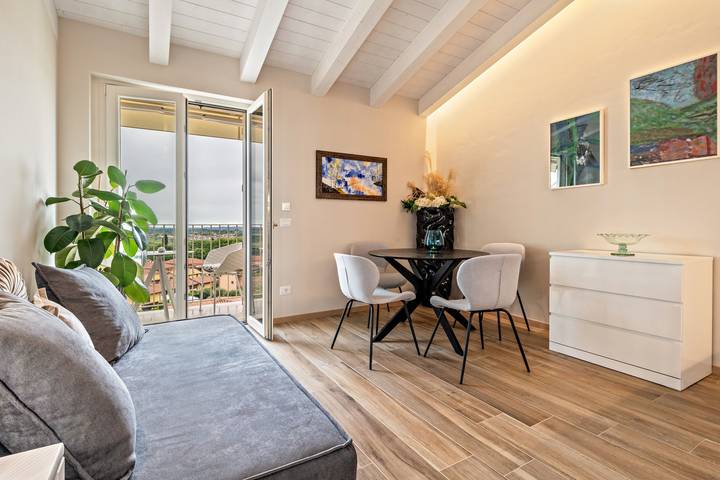 Appartamento intero, Appartamento "Lake View - vicino Bardolino con balcone 1" con vista lago, balcone e Wi-Fi in Cavaion Veronese, Prealpi Gardesane