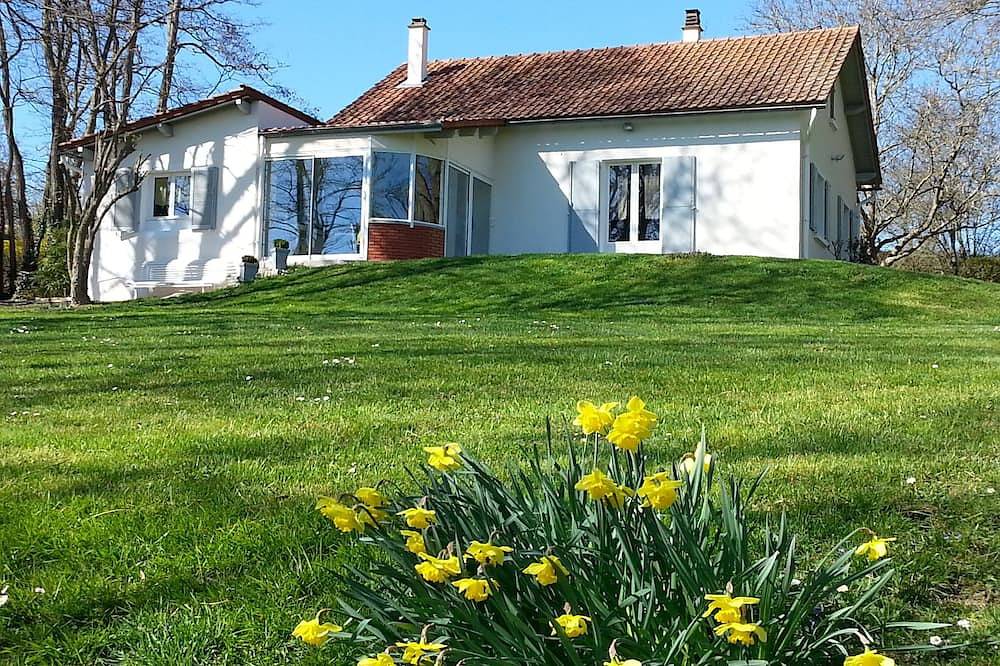 Gîte pour 6 Personnes dans Artonne, Massif central