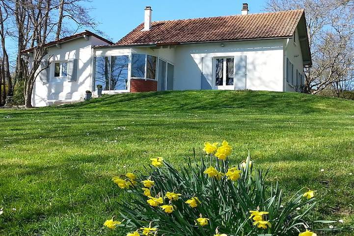 Ferienhaus für 6 Personen, mit Whirlpool und Terrasse sowie Garten am Puy-de-Dôme