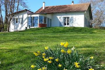 Gîte pour 6 personnes, avec jardin ainsi que terrasse et jacuzzi dans le Puy-de-Dôme