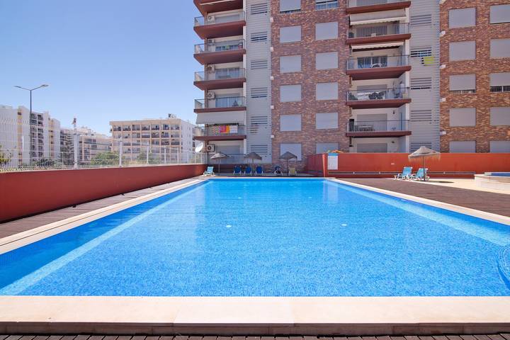 Apartamento inteiro, Apartamento 'Apartamento Armação De Pera' com Piscina Partilhada, Wi-Fi e Ar Condicionado in Armação de Pêra, Distrito de Faro