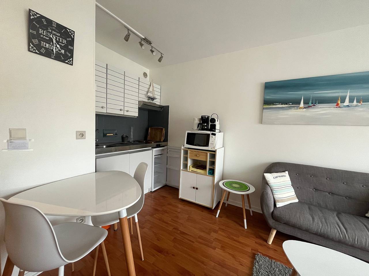 Entire studio, Studio Cozy near Arcachon Beach & Station – Balcony, Elevator, Inclusive Cleaning in Arcachon, Arcachon region